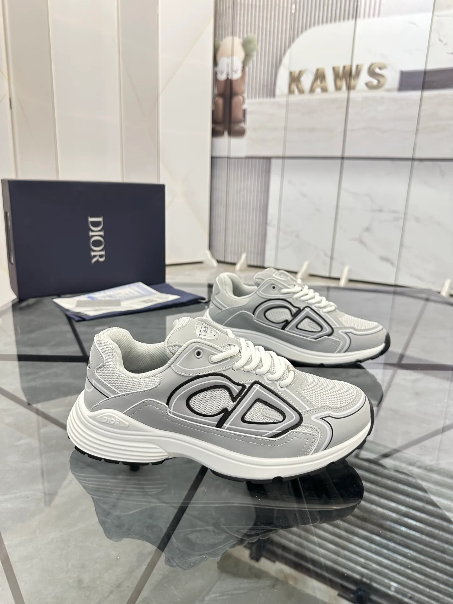 Men's shoes: 💰P400¥ Available in Guangzhou Product trademark: Dior* "Dior*" low-top casual shoes Regular size: 35-46 (can be customized to 47) Couple style Product materials: Upper imported cowhide stitched with original fabric, breathable lining, ultra-light foam original outsole. No.: 007